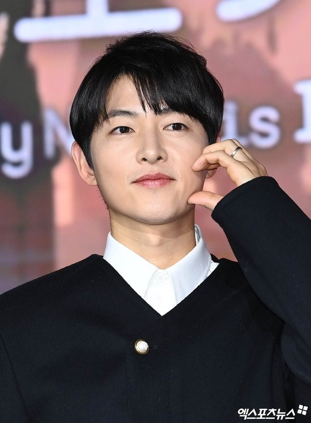 "Tôi là người Hàn Quốc, nhưng vợ tôi coi trọng phép lịch sự và xã giao hơn tôi, vì vậy tôi thường bị mắng. Có lần, quản lý của tôi có việc cần bàn với tôi, vì vậy anh ấy đã đến. Cuối cùng, tôi bắt anh ấy đợi khoảng 20 phút vì tôi đang ở một nơi khác. Sau khi tôi làm xong và anh ấy rời đi, cô ấy ngồi xuống và nhắc nhở tôi. Cô ấy nói: 'Anh nghĩ mình là ai mà bắt người khác phải đợi?'. Cô ấy luôn biết cách nhắc nhở tôi về cách trở thành một người tốt". "Tôi là người Hàn Quốc, nhưng vợ tôi coi trọng phép lịch sự và xã giao hơn tôi, vì vậy tôi thường bị mắng. Có lần, quản lý của tôi có việc cần bàn với tôi, vì vậy anh ấy đã đến. Cuối cùng, tôi bắt anh ấy đợi khoảng 20 phút vì tôi đang ở một nơi khác. Sau khi tôi làm xong và anh ấy rời đi, cô ấy ngồi xuống và nhắc nhở tôi. Cô ấy nói: 'Anh nghĩ mình là ai mà bắt người khác phải đợi?'. Cô ấy luôn biết cách nhắc nhở tôi về cách trở thành một người tốt".