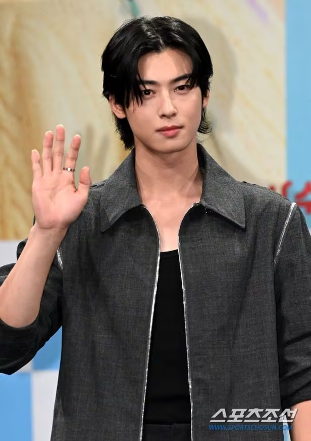 Cha Eun Woo ra mắt vào năm 2016 hiện đang thu hút sự chú ý của không chỉ người hâm mộ mà cả công chúng với MV solo đầu tiên trong sự nghiệp 8 năm của mình. Theo bảng xếp hạng danh tiếng thương hiệu cá nhân thần tượng tháng 1 của Viện nghiên cứu kinh doanh Hàn Quốc, Cha Eun Woo đã vươn lên vị trí thứ hai với chỉ số danh tiếng thương hiệu là 2.844.700. Cha Eun Woo cũng được kỳ vọng sẽ chiếm được cảm tình của người xem một lần nữa khi xuất hiện với vai Kwon Seon Yul trong bộ phim truyền hình thứ Sáu - thứ Bảy mới của đài MBC Wonderful World vào ngày 1/3, ngay sau khi bộ phim truyền hình MBC I Love You Again gần đây kết thúc.