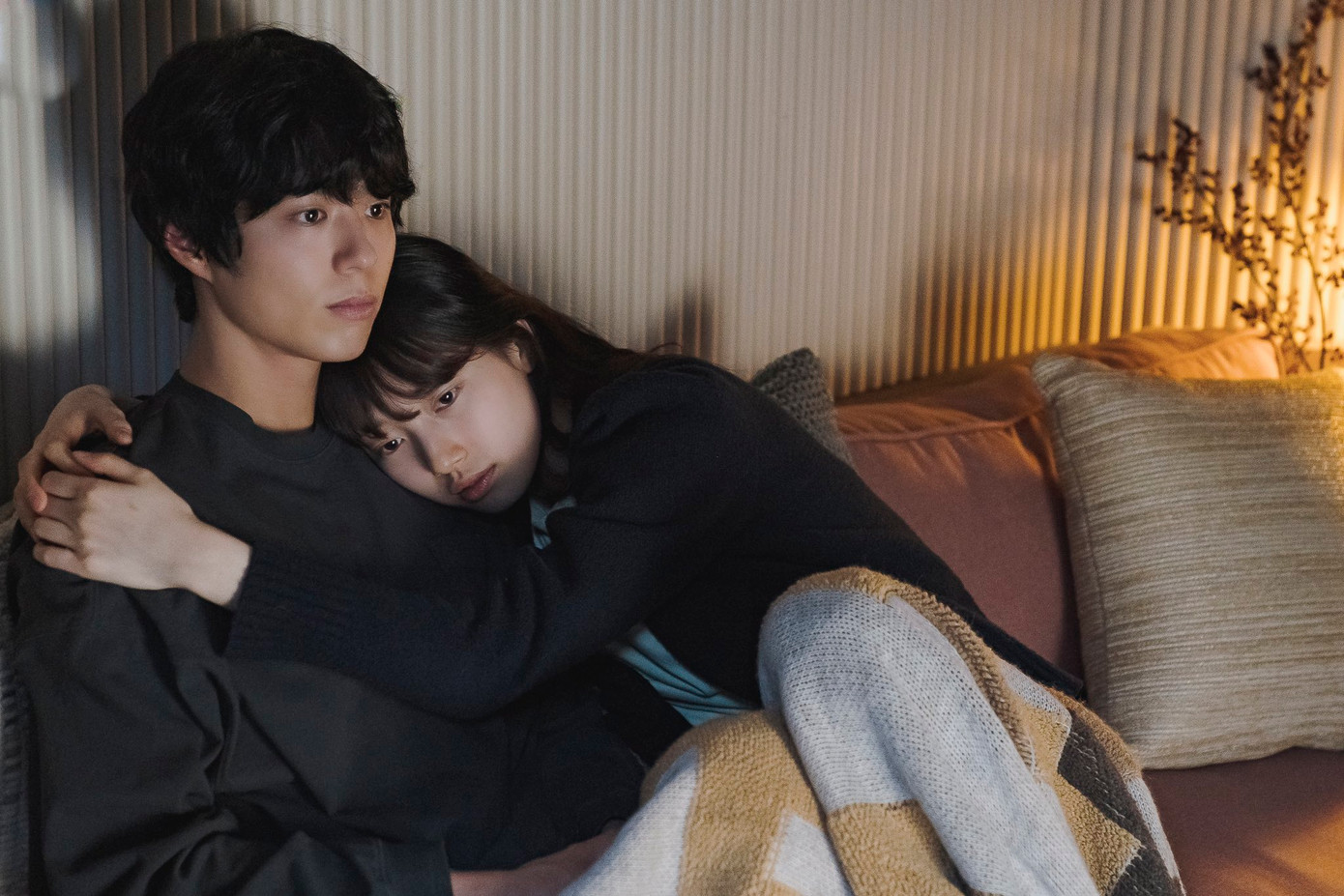 Jung In (Suzy) ánh mắt khao khát nhìn bạn trai Tae Joo (Park Bo Gum) đang hôn mê. Sau khi cứu được bạn trai nhờ dịch vụ ở xứ sở thần tiên, Jung In và Tae Joo trải qua khoảng thời gian hạnh phúc bên nhau như một phép màu khi gặp lại ngoài đời thật.