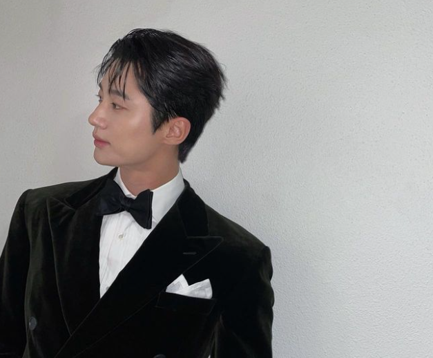 Byeon Woo Seok gần đây đã đóng vai chính trong bộ phim truyền hình đình đám Lovely Runner, bộ phim tiếp tục đứng đầu bảng xếp hạng diễn viên và phim truyền hình nổi tiếng. Đầu tháng Năm, nam diễn viên cũng đã công bố tour fanmeeting châu Á đầu tiên Summer Letter. Byeon Woo Seok gần đây đã đóng vai chính trong bộ phim truyền hình đình đám Lovely Runner, bộ phim tiếp tục đứng đầu bảng xếp hạng diễn viên và phim truyền hình nổi tiếng. Đầu tháng Năm, nam diễn viên cũng đã công bố tour fanmeeting châu Á đầu tiên Summer Letter.