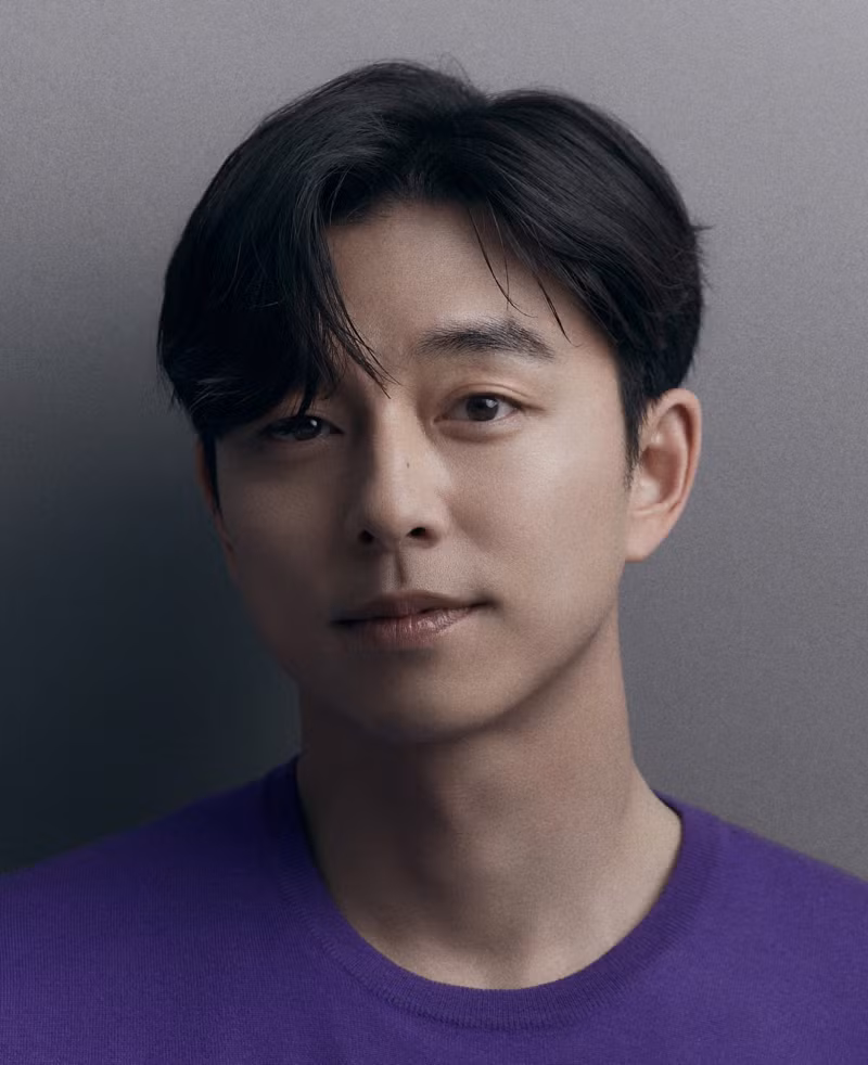 Cuối cùng, nam diễn viên Gong Yoo cũng lọt vào top 5 với chỉ số danh tiếng thương hiệu là 875.553, đánh dấu mức tăng khổng lồ 99,92% trong số điểm kể từ tháng trước. Gong Yoo sẽ trở lại với bộ phim đặc biệt nhận được nhiều sự chú ý Trunk của Netflix vào nửa cuối năm nay. Trunk dựa trên tiểu thuyết cùng tên của Kim Ryeo Ryeong – nhà văn nổi tiếng tại Hàn Quốc với nhiều tác phẩm tiêu biểu như Wandeuk, Elegant Lies. Phim kể về câu chuyện của một công ty dịch vụ hôn nhân tên là NM, nơi tổ chức các cuộc hôn nhân với những đối tác phù hợp theo mong muốn của khách hàng. Gong Yoo sẽ đóng cặp với Seo Hyun Jin trong phim. Ngoài ra, Gong Yoo còn xuất hiện trong mùa 2 của Squid Game, dự đoán sẽ tạo nên một hội chứng khác trên toàn cầu.