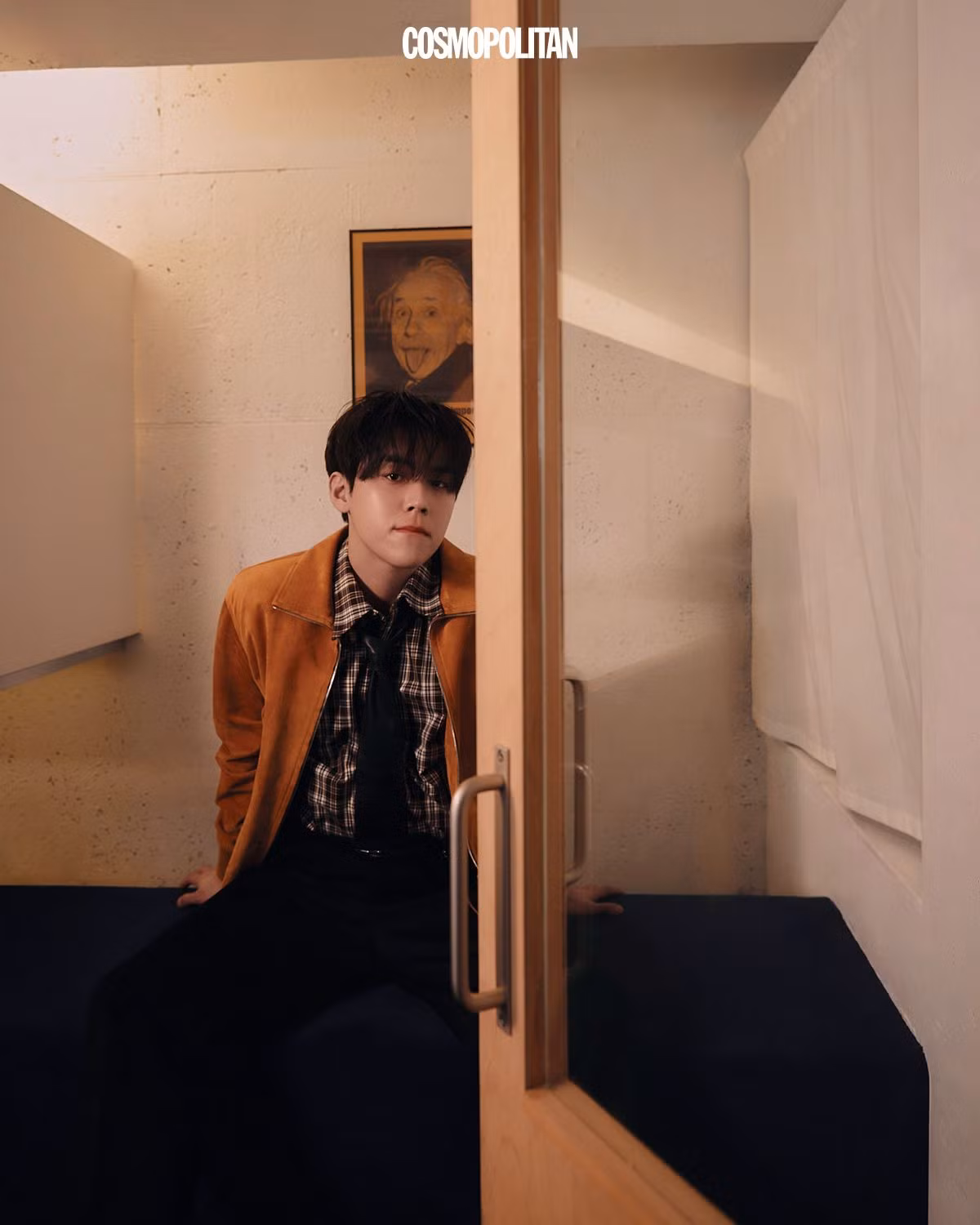Kim Do Hoon cũng chia sẻ kinh nghiệm diễn xuất cùng Son Hyun Joo, người đóng vai cha của nhân vật Song Pan Ho trong Your Honor. Anh chia sẻ: “Nếu phải chọn hình mẫu lúc này, tôi sẽ chọn diễn viên Son Hyun Joo. Mỗi ngày, sau khi quay phim, suy nghĩ đầu tiên của tôi là ‘Tôi nghĩ mình đã gặp được giáo viên diễn xuất giỏi nhất năm’. Son Hyun Joo chưa bao giờ cố gắng dạy hay khuyên nhủ tôi một cách trực tiếp. Nhưng thật ngạc nhiên, chỉ cần xem anh ấy diễn, tôi thấy mình học được nhiều điều. Tôi đã khám phá ra nhiều khía cạnh mới của bản thân và có thể thể hiện những cảm xúc mà trước đây tôi chưa từng thử. Son Hyun Joo có thể không hiểu lời tôi nói nhưng tôi luôn biết ơn anh ấy và khao khát được như anh ấy”.