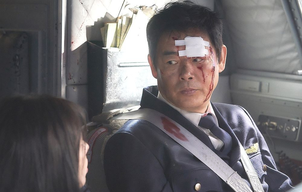 Sung Dong Il, người đã hớp hồn khán giả bằng vẻ duyên dáng nhẹ nhàng và hài hước của mình sẽ vào vai Gyu Sik, cơ trưởng của chuyến bay. Ông chịu trách nhiệm vận hành máy bay, đấu tranh để giữ cái đầu lạnh và đảm bảo chuyến bay hạ cánh an toàn giữa bối cảnh đang gặp khủng hoảng. Gyu Sik là người có bề dày kinh nghiệm và niềm tin rằng sự an toàn của hành khách phải được ưu tiên trong mọi trường hợp. Đặc biệt, anh là người duy nhất nhìn Taein không chút thành kiến và đưa tay ra với nụ cười dịu dàng, sưởi ấm trái tim những ai nhìn thấy mình.