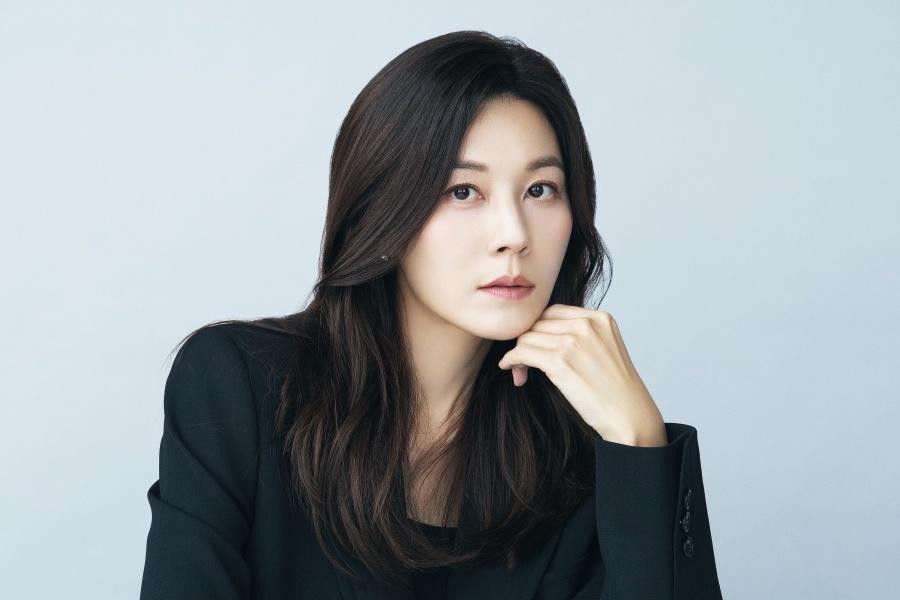 Kim Ha Neul sẽ đảm nhận vai phóng viên Seo Jung Won, đồng thời là người dẫn chương trình truyền hình thời sự Let's Get Grabbed by the Collar. Nhờ cách vạch trần mọi hành vi sai trái độc đáo và thẳng thắn của thủ phạm đồng thời đưa ra những nhận xét mỉa mai, Seo Jung Won ngày càng nổi tiếng và thu hút sự chú ý của công chúng. Đây sẽ là màn trở lại với đài truyền hình KBS sau 7 năm của người đẹp họ Kim, kể từ sau bộ phim truyền hình On The Way To The Airport (Đợi em nơi phi trường) đóng cùng nam tài tử Lee Sang Yoon. Là một trong những nữ diễn viên đình đám nhất thời gian đầu của làn sóng Halluy, Kim Ha Neul là cái tên 'bảo chứng diễn xuất' được công chúng đặt cho biệt danh là 'nữ hoàng phim hài lãng mạn', tạo tiếng vang qua nhiều tác phẩm thành công như Phẩm chất quý ông, Sóng gió hậu trường, Trở lại tuổi 18… Kim Ha Neul sẽ đảm nhận vai phóng viên Seo Jung Won, đồng thời là người dẫn chương trình truyền hình thời sự Let's Get Grabbed by the Collar. Nhờ cách vạch trần mọi hành vi sai trái độc đáo và thẳng thắn của thủ phạm đồng thời đưa ra những nhận xét mỉa mai, Seo Jung Won ngày càng nổi tiếng và thu hút sự chú ý của công chúng. Đây sẽ là màn trở lại với đài truyền hình KBS sau 7 năm của người đẹp họ Kim, kể từ sau bộ phim truyền hình On The Way To The Airport (Đợi em nơi phi trường) đóng cùng nam tài tử Lee Sang Yoon. Là một trong những nữ diễn viên đình đám nhất thời gian đầu của làn sóng Halluy, Kim Ha Neul là cái tên 'bảo chứng diễn xuất' được công chúng đặt cho biệt danh là 'nữ hoàng phim hài lãng mạn', tạo tiếng vang qua nhiều tác phẩm thành công như Phẩm chất quý ông, Sóng gió hậu trường, Trở lại tuổi 18…