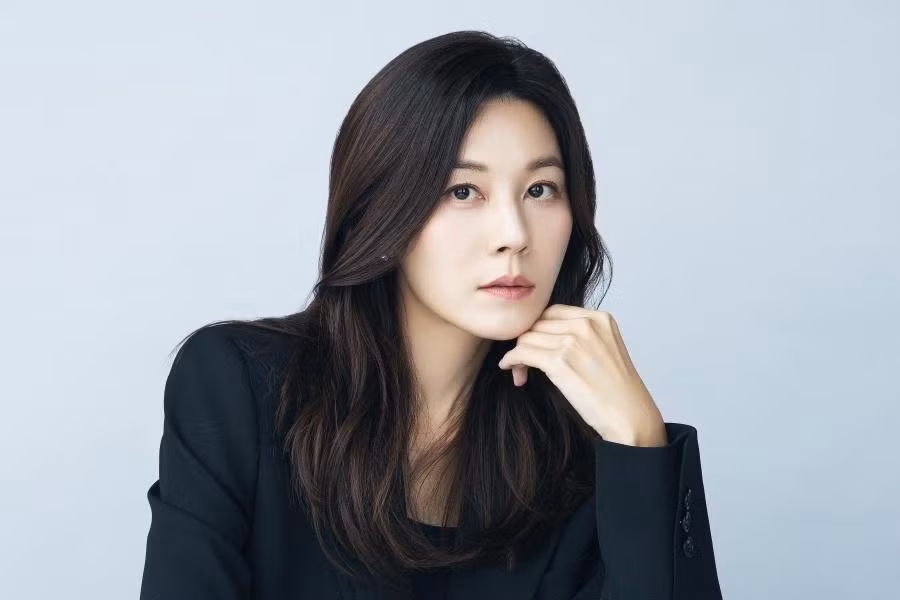 Kim Ha Neul sẽ đảm nhận vai phóng viên Seo Jung Won, đồng thời là người dẫn chương trình truyền hình thời sự Let's Get Grabbed by the Collar. Nhờ cách vạch trần mọi hành vi sai trái độc đáo và thẳng thắn của thủ phạm đồng thời đưa ra những nhận xét mỉa mai, Seo Jung Won ngày càng nổi tiếng và thu hút sự chú ý của công chúng. Đây sẽ là màn trở lại với đài truyền hình KBS sau 7 năm của người đẹp họ Kim, kể từ sau bộ phim truyền hình On The Way To The Airport (Đợi em nơi phi trường) đóng cùng nam tài tử Lee Sang Yoon. Là một trong những nữ diễn viên đình đám nhất thời gian đầu của làn sóng Halluy, Kim Ha Neul là cái tên 'bảo chứng diễn xuất' được công chúng đặt cho biệt danh là 'nữ hoàng phim hài lãng mạn', tạo tiếng vang qua nhiều tác phẩm thành công như Phẩm chất quý ông, Sóng gió hậu trường, Trở lại tuổi 18…