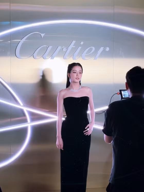Jisoo tập trung vào lĩnh vực phim ảnh, tham gia các gameshow, sự kiện thời trang tầm cỡ quốc tế.