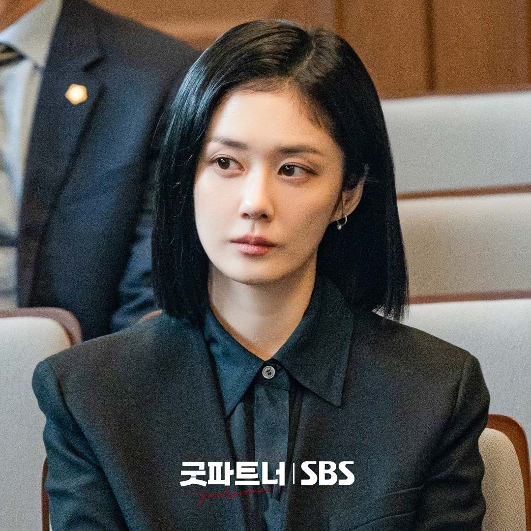 Cha Eun Kyung, người có vẻ ngoài uy quyền và hiểu biết về truyền thông, được thừa nhận là một “người dám nghĩ dám làm”, tuy nhiên cô ấy lại rất thẳng thắn trong cách tiếp cận của mình. Giữa những biến động bất ngờ của cuộc sống, cô đụng độ và gia nhập lực lượng với luật sư tân binh Han Yu Ri, người hoàn toàn trái ngược với cô, mang đến những thay đổi đáng kể trong cuộc đời cô. Cha Eun Kyung, người có vẻ ngoài uy quyền và hiểu biết về truyền thông, được thừa nhận là một “người dám nghĩ dám làm”, tuy nhiên cô ấy lại rất thẳng thắn trong cách tiếp cận của mình. Giữa những biến động bất ngờ của cuộc sống, cô đụng độ và gia nhập lực lượng với luật sư tân binh Han Yu Ri, người hoàn toàn trái ngược với cô, mang đến những thay đổi đáng kể trong cuộc đời cô.