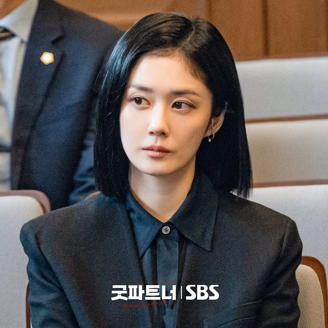 Cha Eun Kyung, người có vẻ ngoài uy quyền và hiểu biết về truyền thông, được thừa nhận là một “người dám nghĩ dám làm”, tuy nhiên cô ấy lại rất thẳng thắn trong cách tiếp cận của mình. Giữa những biến động bất ngờ của cuộc sống, cô đụng độ và gia nhập lực lượng với luật sư tân binh Han Yu Ri, người hoàn toàn trái ngược với cô, mang đến những thay đổi đáng kể trong cuộc đời cô.