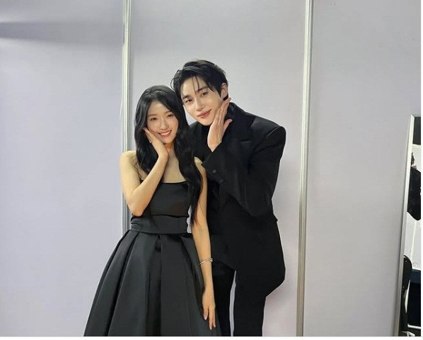 Các ngôi sao của Lovely Runner là Byeon Woo Seok và Kim Hye Yoon đã giành được giải thưởng Ngôi sao được yêu thích nhất và Cặp đôi đẹp nhất. Ngoài ra, Byeon Woo Seok đã giành giải thưởng Global Star năm nay, trong khi ban nhạc trong phim Lovely Runner, Eclipse của anh đã giành giải Nhạc phim gốc hay nhất (OST) cho ca khúc &apos;hit&apos; Sudden Shower của họ.