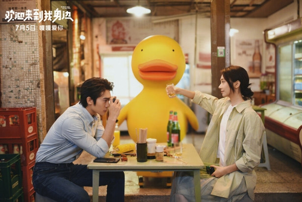 Welcome to my side là một trong những bộ phim lãng mạn giả tưởng rất hiếm trên thị trường điện ảnh những năm gần đây. Doanh thu phòng vé trước của phim đã vượt 9 triệu Nhân dân tệ.