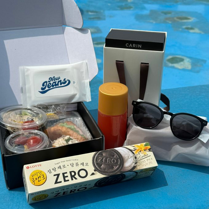 "Món quà huyền thoại của NewJeans dành tặng fan tại Music Bank. Kính râm Carin, đồ ăn nhẹ, bánh quy, bữa sáng muộn… Chúng là những thứ tuyệt nhất… Sẽ không bao giờ có gói chăm sóc như thế này nữa. Các bạn ơi, tôi rất biết ơn!". "Món quà huyền thoại của NewJeans dành tặng fan tại Music Bank. Kính râm Carin, đồ ăn nhẹ, bánh quy, bữa sáng muộn… Chúng là những thứ tuyệt nhất… Sẽ không bao giờ có gói chăm sóc như thế này nữa. Các bạn ơi, tôi rất biết ơn!".