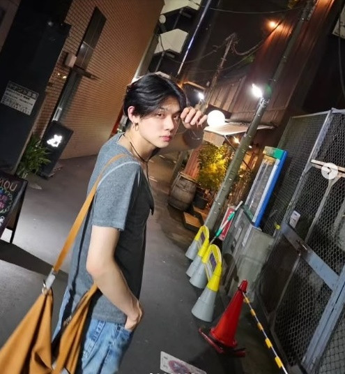 Là một trong những thần tượng nam được theo dõi nhiều nhất của K-pop trên Instagram, Yeonjun là một tín đồ thời trang nổi tiếng. Tuy nhiên, vẻ ngoài giản dị hoàn toàn tự nhiên của Yeonjun cũng nổi bật. Ngay cả trong những bức ảnh mờ, không cần một chút trang điểm nào nhưng đường nét khuôn mặt của Yeonjun cũng thật đáng kinh ngạc.