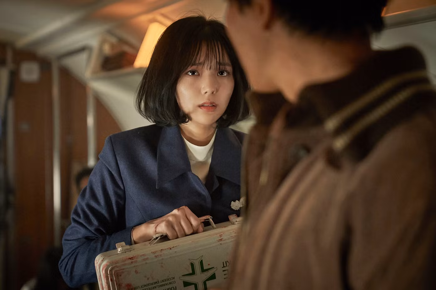 Chae Soo Bin sẽ vào vai Ok Soon, tiếp viên hàng không duy nhất trên chiếc máy bay bị cướp. Ok Soon là một người tốt bụng và linh hoạt, luôn đáp ứng các yêu cầu khác nhau của hành khách với thái độ thân thiện. Khi vụ không tặc bất ngờ xảy ra trên một chuyến bay thông thường, Ok Soon buộc phải một mình chăm sóc các hành khách trên máy bay. Ok Soon, người phải đối mặt với tên không tặc Yong Dae (Yeo Jin Goo) ở khoảng cách gần hơn bất kỳ ai khác, không hề hoảng sợ ngay cả trong những thời điểm khủng hoảng và thực hiện nhiệm vụ của mình một cách quyết tâm. Miêu tả về nhân vật của mình, nữ diễn viên Chae Soo Bin chia sẻ: “Tôi nghĩ Ok Soon hẳn sẽ rất tự hào về công việc của mình và có tinh thần trách nhiệm cao. Trong khi diễn xuất, tôi cũng cảm thấy mình phải bảo vệ hành khách”. Đạo diễn Kim Sung Han khen ngợi Chae Soo Bin vì đã thể hiện hoàn hảo nhân vật Ok Soon có ý chí mạnh mẽ, đồng thời nhận xét: “Một trong những điểm mạnh của Chae Soo Bin là cô ấy có vẻ ngoài thanh tú nhưng lại sở hữu sức mạnh nội tâm tuyệt vời”.