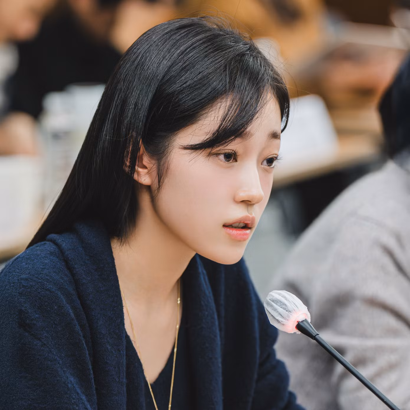 Roh Yoon Seo, người đã làm say đắm khán giả với Our Blues, Crash Course in Romance, Hear Me: Our Summer và nhiều bộ phim khác, sẽ hóa thân thành cung nữ Saeng Gang, người sẽ sử dụng khả năng của mình, thứ mà cô coi là lời nguyền trong suốt cuộc đời để khám phá những bí mật của cung điện cùng Gu Cheon. Roh Yoon Seo, người đã làm say đắm khán giả với Our Blues, Crash Course in Romance, Hear Me: Our Summer và nhiều bộ phim khác, sẽ hóa thân thành cung nữ Saeng Gang, người sẽ sử dụng khả năng của mình, thứ mà cô coi là lời nguyền trong suốt cuộc đời để khám phá những bí mật của cung điện cùng Gu Cheon.