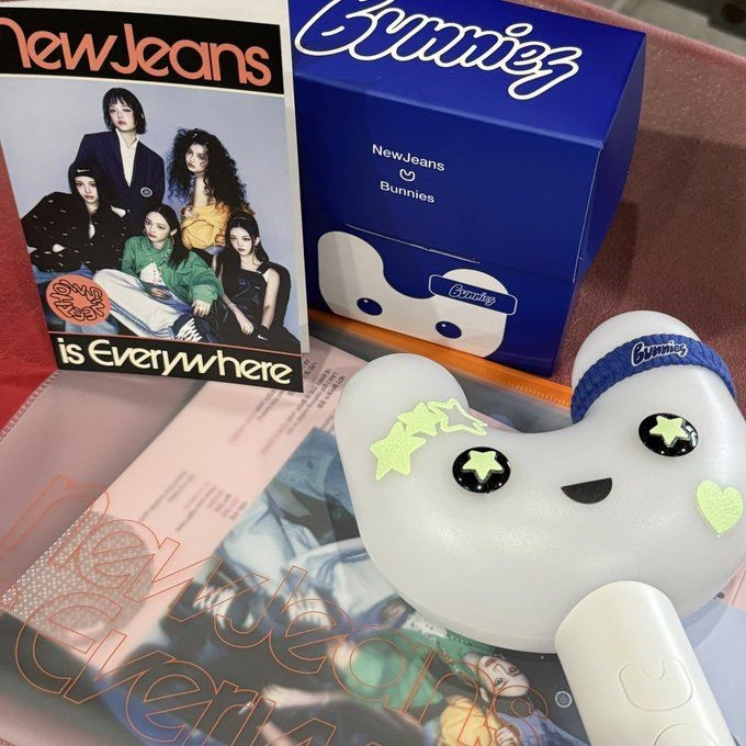 Người hâm mộ tiết lộ rằng ADOR (công ty quản lý của NewJeans) cũng đã tặng những chiếc băng đô đáng yêu cho lightstick của họ. Người hâm mộ tiết lộ rằng ADOR (công ty quản lý của NewJeans) cũng đã tặng những chiếc băng đô đáng yêu cho lightstick của họ.