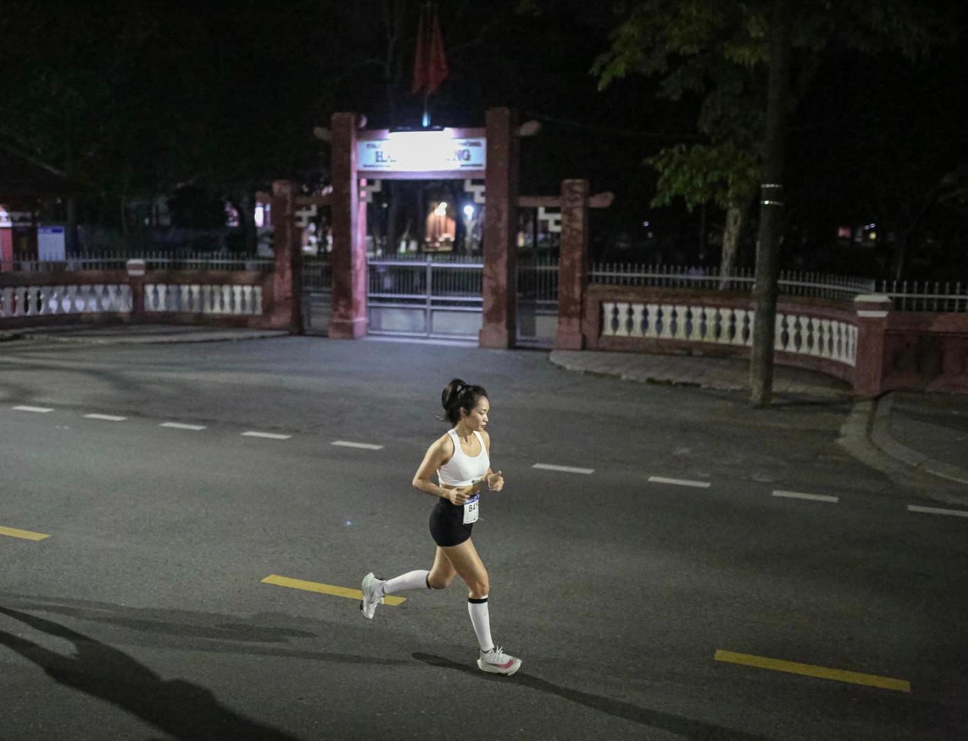 "Tôi biết đến chạy bộ từ khá sớm, năm tôi 17 tuổi. Vì ở độ tuổi ấy, tôi cũng dần ý thức được về vóc dáng và những sự thay đổi trên cơ thể mình, nên tôi chạy bộ với mong muốn bản thân có hình thể săn chắc hơn. Nhưng sau cùng, thứ níu giữ tôi ở lại với bộ môn chạy bộ đến tận bây giờ có lẽ là cảm giác của chạy bộ đối với sức khoẻ của mình. Tôi cũng gần 40 tuổi rồi, với tôi, giờ chẳng gì quan trọng hơn sức khoẻ, nhất tôi lại là phụ nữ nữa. Chạy bộ giúp tôi cảm thấy vui vẻ, không âu lo căng thẳng và khoẻ hơn mỗi ngày. Một chia sẻ vui nữa là việc tham gia các giải chạy cho tôi nhiều bức ảnh đẹp, ghi lại những khoảnh khắc trên mỗi chặng đường tôi đi qua trong đời, giống như 'kho báu nhỏ' để khoe với mọi người hiện tại và cả về sau này, đó là những kỷ niệm khó quên không dễ gì có lại được". "Tôi biết đến chạy bộ từ khá sớm, năm tôi 17 tuổi. Vì ở độ tuổi ấy, tôi cũng dần ý thức được về vóc dáng và những sự thay đổi trên cơ thể mình, nên tôi chạy bộ với mong muốn bản thân có hình thể săn chắc hơn. Nhưng sau cùng, thứ níu giữ tôi ở lại với bộ môn chạy bộ đến tận bây giờ có lẽ là cảm giác của chạy bộ đối với sức khoẻ của mình. Tôi cũng gần 40 tuổi rồi, với tôi, giờ chẳng gì quan trọng hơn sức khoẻ, nhất tôi lại là phụ nữ nữa. Chạy bộ giúp tôi cảm thấy vui vẻ, không âu lo căng thẳng và khoẻ hơn mỗi ngày. Một chia sẻ vui nữa là việc tham gia các giải chạy cho tôi nhiều bức ảnh đẹp, ghi lại những khoảnh khắc trên mỗi chặng đường tôi đi qua trong đời, giống như 'kho báu nhỏ' để khoe với mọi người hiện tại và cả về sau này, đó là những kỷ niệm khó quên không dễ gì có lại được".