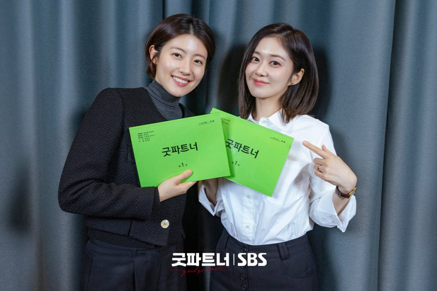 Jang Nara chia sẻ lý do chọn Good Partner: “Kịch bản rất thú vị và tôi thích tính cách của các nhân vật rõ ràng. Việc biên kịch là một luật sư ly hôn thực sự khiến các tập phim trở nên sống động và hấp dẫn hơn. Nếu bạn chú ý kỹ đến cách các luật sư xử lý từng tình tiết thì sẽ thấy nó lôi cuốn đến mức nào. Ấn tượng đầu tiên về nhân vật Cha Eun Kyung là một người không chảy máu ngay cả khi bị đâm. Khi bộ phim mở ra, bạn sẽ thấy nhiều khía cạnh khác nhau của cô ấy và đây là một nhân vật mà tôi thấy khá quyến rũ”. Jang Nara chia sẻ lý do chọn Good Partner: “Kịch bản rất thú vị và tôi thích tính cách của các nhân vật rõ ràng. Việc biên kịch là một luật sư ly hôn thực sự khiến các tập phim trở nên sống động và hấp dẫn hơn. Nếu bạn chú ý kỹ đến cách các luật sư xử lý từng tình tiết thì sẽ thấy nó lôi cuốn đến mức nào. Ấn tượng đầu tiên về nhân vật Cha Eun Kyung là một người không chảy máu ngay cả khi bị đâm. Khi bộ phim mở ra, bạn sẽ thấy nhiều khía cạnh khác nhau của cô ấy và đây là một nhân vật mà tôi thấy khá quyến rũ”.