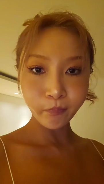 Hwasa nói rằng, vũ đạo của ca khúc chủ đề thực sự khó. Cô ấy nghĩ, thật tham lam khi muốn thực hiện vũ đạo tốt trong khi hát live, nhưng cô ấy sẽ cố gắng hết sức để hoàn thiện cả hai. Hyejin đã nấu ăn cho Solar và Moonbyul vào ngày sinh nhật của cô ấy. Hyejin muốn nấu ăn cho họ vì họ luôn gọi đồ ăn mang về, và bảo họ ngồi trên ghế sofa trong khi cô ấy chuẩn bị đồ ăn. Bằng cách nào đó đã dẫn đến một cuộc nói chuyện đầy đủ về kinh nguyệt. Hwasa nói rằng đó là ngày kỳ diệu cách đây vài ngày và cô ấy đã ăn rất nhiều đồ ngọt. Cô gọi kỳ kinh nguyệt của mình là "ngày kỳ diệu", nhưng những gì cô ấy nói đến thì rất rõ ràng. Hwasa tiết lộ, triệu chứng 'ngày kỳ diệu' của cô có 2 tuần trước khi chính thức bắt đầu. Cô cũng bị đầy hơi và chuột rút. Nhiều người hâm mộ có thể đồng cảm với những khó khăn của cô và đánh giá cao việc cô đề cập đến những chủ đề cấm kỵ. Hwasa nói rằng, vũ đạo của ca khúc chủ đề thực sự khó. Cô ấy nghĩ, thật tham lam khi muốn thực hiện vũ đạo tốt trong khi hát live, nhưng cô ấy sẽ cố gắng hết sức để hoàn thiện cả hai. Hyejin đã nấu ăn cho Solar và Moonbyul vào ngày sinh nhật của cô ấy. Hyejin muốn nấu ăn cho họ vì họ luôn gọi đồ ăn mang về, và bảo họ ngồi trên ghế sofa trong khi cô ấy chuẩn bị đồ ăn. Bằng cách nào đó đã dẫn đến một cuộc nói chuyện đầy đủ về kinh nguyệt. Hwasa nói rằng đó là ngày kỳ diệu cách đây vài ngày và cô ấy đã ăn rất nhiều đồ ngọt. Cô gọi kỳ kinh nguyệt của mình là "ngày kỳ diệu", nhưng những gì cô ấy nói đến thì rất rõ ràng. Hwasa tiết lộ, triệu chứng 'ngày kỳ diệu' của cô có 2 tuần trước khi chính thức bắt đầu. Cô cũng bị đầy hơi và chuột rút. Nhiều người hâm mộ có thể đồng cảm với những khó khăn của cô và đánh giá cao việc cô đề cập đến những chủ đề cấm kỵ.