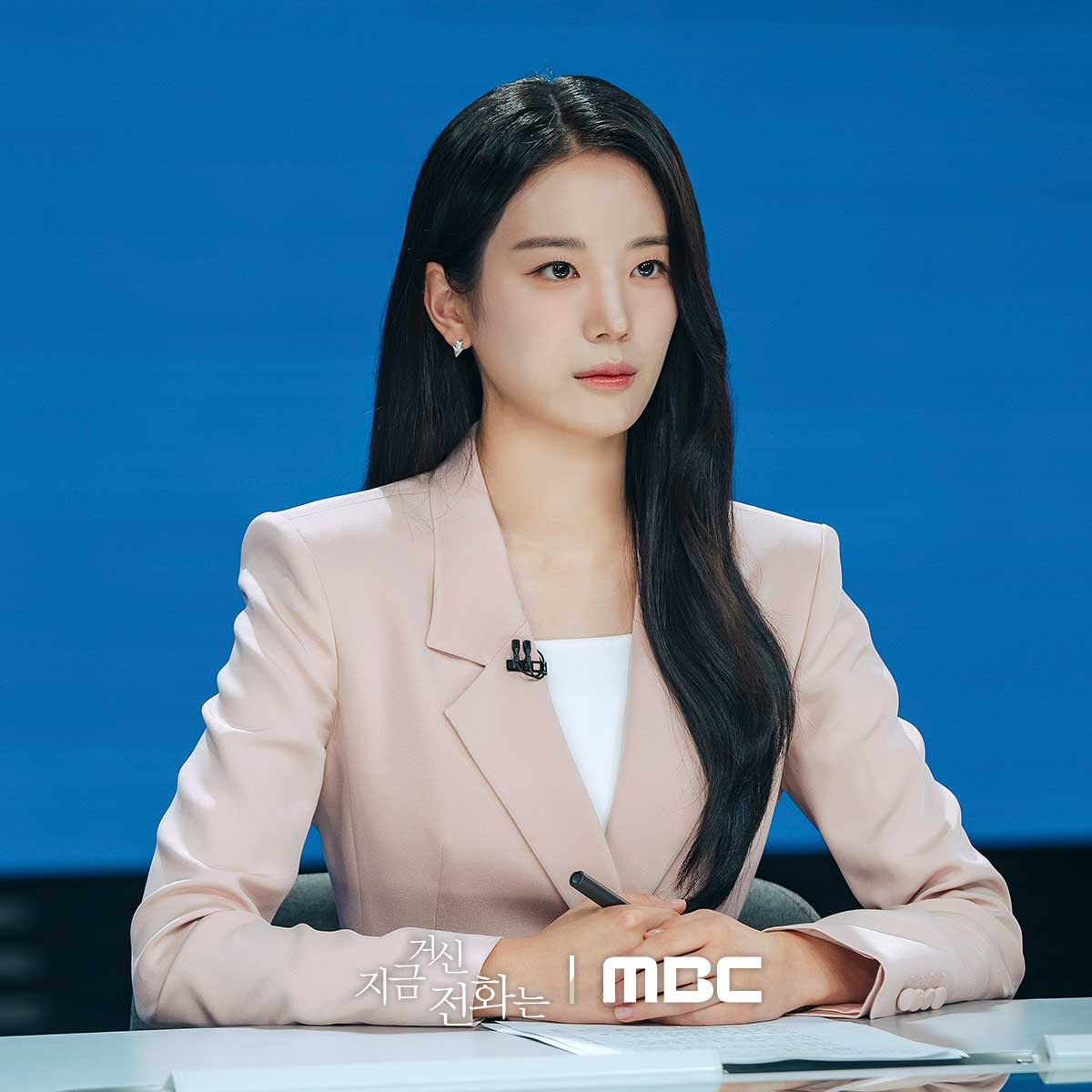 Jang Gyuri vào vai người dẫn chương trình truyền hình nổi tiếng Na Yu Ri: “Tôi nghĩ, điểm chính của bộ phim là hành trình của mỗi nhân vật buông bỏ những vết thương trong quá khứ và tìm thấy tình yêu. Xin hãy chú ý đến sự thay đổi trong phản ứng hóa học giữa Yu Ri và Sang Woo nữa. Trong thời đại mà mọi người không có đủ cuộc trò chuyện và chúng ta có xu hướng tránh xa giao tiếp, tôi hy vọng rằng khán giả sẽ tìm thấy sự thoải mái và đồng cảm với bộ phim của chúng tôi”. Jang Gyuri vào vai người dẫn chương trình truyền hình nổi tiếng Na Yu Ri: “Tôi nghĩ, điểm chính của bộ phim là hành trình của mỗi nhân vật buông bỏ những vết thương trong quá khứ và tìm thấy tình yêu. Xin hãy chú ý đến sự thay đổi trong phản ứng hóa học giữa Yu Ri và Sang Woo nữa. Trong thời đại mà mọi người không có đủ cuộc trò chuyện và chúng ta có xu hướng tránh xa giao tiếp, tôi hy vọng rằng khán giả sẽ tìm thấy sự thoải mái và đồng cảm với bộ phim của chúng tôi”.