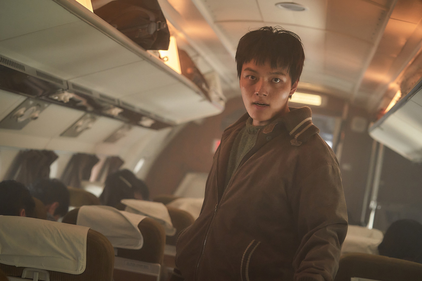 Nam diễn viên Yeo Jin Goo, nổi tiếng với vai diễn chân thực về cảm xúc của nhân vật, đảm nhận vai phản diện táo bạo nhất từ trước đến nay trong Hijacking. Trong phim, Yeo Jin Goo vào vai Yong Dae, một tên không tặc đến từ Sokcho, tỉnh Gangwon, người phải đối mặt với sự phân biệt đối xử vì anh trai mình được cho là thành viên của Quân đội Nhân dân Triều Tiên trong Chiến tranh Triều Tiên. Bị buộc tội oan và bị cầm tù oan, Yong Dae lên máy bay quyết tâm đoàn tụ với anh trai mình ở miền Bắc. Những bức ảnh tĩnh mới của Yong Dae tiết lộ sự hiện diện mạnh mẽ và chiều sâu cảm xúc của anh, bao gồm cả cảnh anh rơi nước mắt trước một tờ báo đang cháy. Lối diễn xuất của Yeo Jin Goo mang đến chiều sâu cho nhân vật Yong Dae, thể hiện tài năng của anh trong một vai phản diện mới, đồng thời tăng thêm sự căng thẳng và đắm chìm cho bộ phim. Yeo Jin Goo chia sẻ về trải nghiệm khi vào vai Yong Dae: “Việc cân bằng chiều sâu giữa một nhân vật phản diện và một nhân vật dễ gần là một thách thức. Tôi đã thảo luận rất nhiều với đạo diễn để tạo ra một vai diễn có nhiều sắc thái hơn”. Màn trình diễn xuất sắc của anh đã nhận được nhiều lời khen ngợi từ đồng nghiệp. Ha Jung Woo, người đóng vai Đại úy Tae In, đã khen ngợi kỹ năng diễn xuất và biểu cảm của Yeo Jin Goo: “Tôi bị thuyết phục bởi diễn xuất của Yeo Jin Goo. Năng lượng của anh ấy khiến tôi nghĩ anh ấy có thể dễ dàng điều khiển chiếc máy bay”. Đạo diễn Kim Sung Han cũng khen ngợi Yeo Jin Goo: “Anh ấy đã mang đến chiều sâu cho nhân vật Yong Dae thông qua diễn xuất của mình. Tôi rất thích làm việc với anh ấy nhờ vai diễn dũng cảm và đầy quyết tâm”.