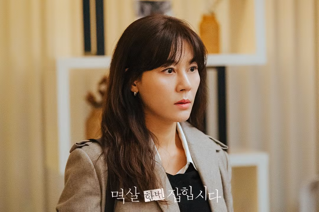 Kim Ha Neul đảm nhận vai phóng viên điều tra Seo Jung Won. Cô là người dẫn chương trình truyền hình thời sự Let's Get Get Grabbed by the Collar và cô đã vạch trần mọi hành vi phạm tội của thủ phạm. Đang ở đỉnh cao sự nghiệp và tình yêu, cuộc đời Seo Jung Won bị cuốn vào một cơn lốc lớn khi cô chứng kiến một vụ án mạng. Thông qua phân tích nhân vật kỹ lưỡng và biểu cảm cảm xúc chi tiết, Kim Ha Neul sẽ khắc họa hoàn hảo Seo Jung Won, người dũng cảm đương đầu với những thử thách của cuộc sống. Vì Kim Ha Neul là một nữ diễn viên đã gây ấn tượng với người xem bằng diễn xuất trong các bộ phim hài lãng mạn nên người xem không khỏi mong chờ cô sẽ thể hiện Seo Jung Won như thế nào trong bộ phim kinh dị Grabbed by the Collar.
