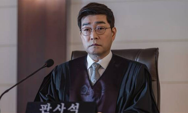 Son Hyun Joo đóng vai Song Pan Ho, chánh án của Tòa án quận Woowon. Song Pan Ho là người đưa ra những phán đoán công bằng và rõ ràng trong mọi tình huống, khiến cả hung thủ lẫn nạn nhân đều đồng tình. Ngoài ra, ông còn sống tiết kiệm, khiêm tốn và được nhiều người kính trọng. Tuy nhiên, khi con trai Song Pan Ho dính vào một vụ tai nạn chết người rồi bỏ chạy, cuộc sống của ông bắt đầu bị vấy bẩn bởi tham nhũng và bất hợp pháp. Son Hyun Joo đóng vai Song Pan Ho, chánh án của Tòa án quận Woowon. Song Pan Ho là người đưa ra những phán đoán công bằng và rõ ràng trong mọi tình huống, khiến cả hung thủ lẫn nạn nhân đều đồng tình. Ngoài ra, ông còn sống tiết kiệm, khiêm tốn và được nhiều người kính trọng. Tuy nhiên, khi con trai Song Pan Ho dính vào một vụ tai nạn chết người rồi bỏ chạy, cuộc sống của ông bắt đầu bị vấy bẩn bởi tham nhũng và bất hợp pháp.