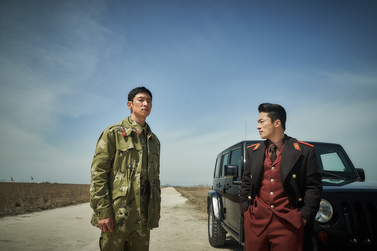 Lee Je Hoon, người gần đây đóng vai chính trong bộ phim Escape, đứng đầu danh sách tháng này với chỉ số danh tiếng thương hiệu là 4.561.020. Escape kể câu chuyện về phía bên kia hàng rào thép gai tại khu phi quân sự (DMZ) và miêu tả cuộc trốn chạy cũng như đối đầu khốc liệt giữa người lính Bắc Triều Tiên Gyu Nam (Lee Je Hoon) với sĩ quan đội an ninh Hyun Sang (Koo Kyo Hwan). Phim do Lee Jong Pil của Samjin Company English Class và The Sound of a Flower chỉ đạo, ra mắt vào ngày 3/7 và thu hút tổng cộng 2,55 triệu khán giả (theo mạng lưới bán vé rạp chiếu phim tổng hợp). Đặc biệt, Escape đã thu hút sự chú ý khi lấy quân đội Triều Tiên ở tiền tuyến và những người lính Triều Tiên cố gắng đào tẩu làm nhân vật chính, đồng thời loại trừ hoàn toàn bối cảnh xung đột và đối đầu về hệ tư tưởng hoặc hệ thống, bằng cách tập trung vào câu chuyện về những người trẻ khao khát cơ hội thử thách bản thân, điều đó đã dẫn đến sự lựa chọn của khán giả. Lee Je Hoon, người gần đây đóng vai chính trong bộ phim Escape, đứng đầu danh sách tháng này với chỉ số danh tiếng thương hiệu là 4.561.020. Escape kể câu chuyện về phía bên kia hàng rào thép gai tại khu phi quân sự (DMZ) và miêu tả cuộc trốn chạy cũng như đối đầu khốc liệt giữa người lính Bắc Triều Tiên Gyu Nam (Lee Je Hoon) với sĩ quan đội an ninh Hyun Sang (Koo Kyo Hwan). Phim do Lee Jong Pil của Samjin Company English Class và The Sound of a Flower chỉ đạo, ra mắt vào ngày 3/7 và thu hút tổng cộng 2,55 triệu khán giả (theo mạng lưới bán vé rạp chiếu phim tổng hợp). Đặc biệt, Escape đã thu hút sự chú ý khi lấy quân đội Triều Tiên ở tiền tuyến và những người lính Triều Tiên cố gắng đào tẩu làm nhân vật chính, đồng thời loại trừ hoàn toàn bối cảnh xung đột và đối đầu về hệ tư tưởng hoặc hệ thống, bằng cách tập trung vào câu chuyện về những người trẻ khao khát cơ hội thử thách bản thân, điều đó đã dẫn đến sự lựa chọn của khán giả.