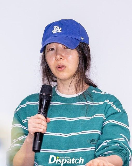 So Sung Jin của Source Music muốn đạt được điều mà Bang Si Hyuk (Chủ tịch Hội đồng Quản trị của Hybe Corporation) không đạt được. HYBE và Source Music có ý định tổ chức lại bối cảnh nhóm nhạc nữ thông qua Min Hee Jin. Min Hee Jin đã đề cập đến điều này trong cuộc họp báo vào tháng Tư, cho biết Bang Si Hyuk đã nói với cô rằng, anh không tự tin trong việc thành lập một nhóm nhạc nữ và anh không có thực tập sinh nào, vì vậy, sẽ nhanh hơn nếu sử dụng các thực tập sinh của Source Music. So Sung Jin của Source Music muốn đạt được điều mà Bang Si Hyuk (Chủ tịch Hội đồng Quản trị của Hybe Corporation) không đạt được. HYBE và Source Music có ý định tổ chức lại bối cảnh nhóm nhạc nữ thông qua Min Hee Jin. Min Hee Jin đã đề cập đến điều này trong cuộc họp báo vào tháng Tư, cho biết Bang Si Hyuk đã nói với cô rằng, anh không tự tin trong việc thành lập một nhóm nhạc nữ và anh không có thực tập sinh nào, vì vậy, sẽ nhanh hơn nếu sử dụng các thực tập sinh của Source Music.