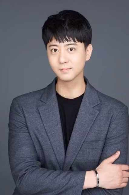 Lee Dong Wook đã ra mắt với tư cách là thành viên của nhóm nhạc nam D&T vào năm 2008. Nam ca sĩ đã ra mắt một lần nữa vào năm 2015, với tư cách là thành viên của PLUS M, một nhóm nhạc chủ yếu quảng bá ở Nhật Bản. Năm 2019, Lee Dong Wook ra mắt với tư cách ca sĩ solo. Năm ngoái, anh thành lập công ty tổ chức sự kiện EIGHT6 COMPANY. Công ty này đã tổ chức nhiều sự kiện thành công như fan meeting của Kim Jong Kook, Namjoo (Apink), Teen Top... và concert X-Voice in Tokyo có sự góp mặt của Jinjin - MJ (ASTRO), CIX, NSIGN... Lee Dong Wook đã ra mắt với tư cách là thành viên của nhóm nhạc nam D&T vào năm 2008. Nam ca sĩ đã ra mắt một lần nữa vào năm 2015, với tư cách là thành viên của PLUS M, một nhóm nhạc chủ yếu quảng bá ở Nhật Bản. Năm 2019, Lee Dong Wook ra mắt với tư cách ca sĩ solo. Năm ngoái, anh thành lập công ty tổ chức sự kiện EIGHT6 COMPANY. Công ty này đã tổ chức nhiều sự kiện thành công như fan meeting của Kim Jong Kook, Namjoo (Apink), Teen Top... và concert X-Voice in Tokyo có sự góp mặt của Jinjin - MJ (ASTRO), CIX, NSIGN...