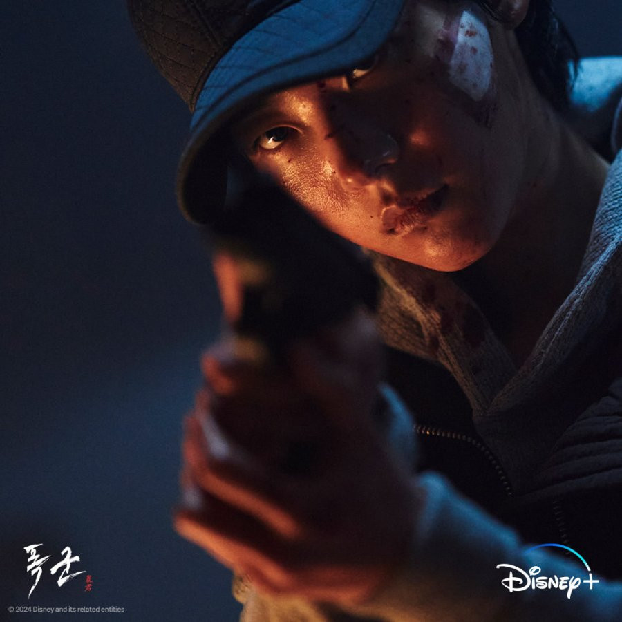 Jo Yoon Soo trong vai Ja Kyung, một kỹ thuật viên được thuê để đánh cắp Tyrant Program. Jo Yoon Soo trong vai Ja Kyung, một kỹ thuật viên được thuê để đánh cắp Tyrant Program.