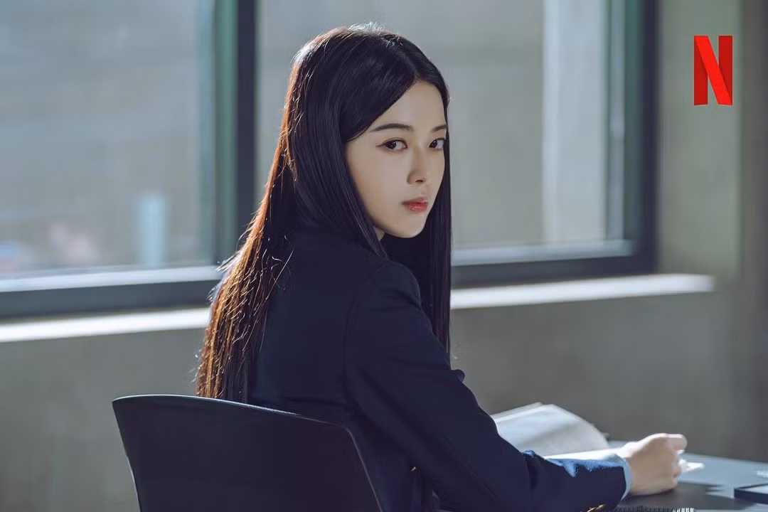 Những bức ảnh tĩnh mới được công bố cho thấy phong thái kiêu kỳ của Jung Jae Yi (Roh Jeong Eui), con gái của tập đoàn Jaeyool quyền lực và là đương kim nữ hoàng của trường trung học Jooshin. Đằng sau vẻ ngoài băng giá, ánh mắt trống rỗng của cô khơi dậy sự tò mò về những bí mật mà cô che giấu.
