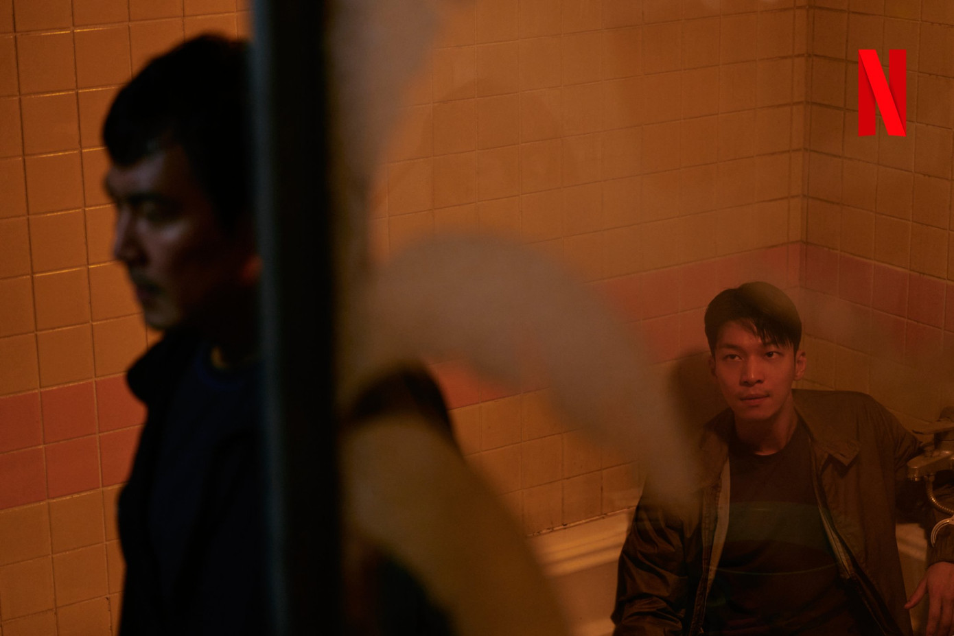 Seong Gi Hun và Hwang Jun Ho (Wi Ha Joon) gặp nhau bên ngoài trò chơi, khiến người xem tự hỏi liệu họ có hợp tác để tìm ra sự thật về Front Man hay không?. Seong Gi Hun và Hwang Jun Ho (Wi Ha Joon) gặp nhau bên ngoài trò chơi, khiến người xem tự hỏi liệu họ có hợp tác để tìm ra sự thật về Front Man hay không?.