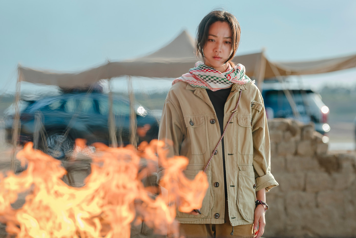 Những bức ảnh tĩnh mới được công bố cho thấy Bai Li (Thang Duy), người đã đích thân yêu cầu dịch vụ &quot;Wonderland&quot; để che giấu việc cô qua đời với cô con gái nhỏ. Những bức ảnh tĩnh mô tả Bai Li đã trải qua khoảng thời gian hạnh phúc trong quá khứ với con gái cũng như cuộc sống bận rộn của cô với tư cách là một nhà khảo cổ học. Một bức ảnh tĩnh khác cho thấy Bai Li nhìn chằm chằm vào ngọn lửa giữa sa mạc, đặt ra câu hỏi về câu chuyện của cô ấy.