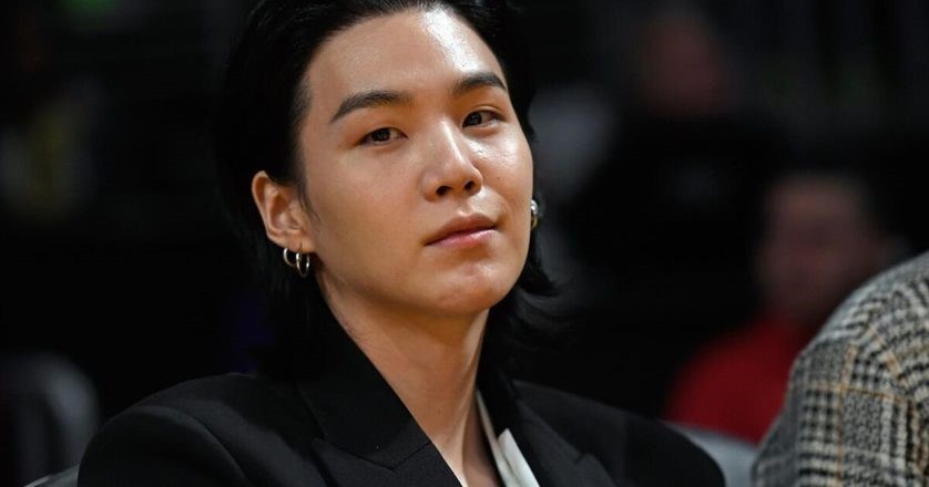 Theo báo cáo của cảnh sát, Suga được phát hiện nằm một mình trên phố vào đêm ngày 6/8, sau khi bị cáo buộc lái xe điện trong tình trạng say xỉn. Một cảnh sát tuần tra gần đó đã ngửi thấy mùi rượu trên người nam ca sĩ và sau đó đã áp giải Suga đến đồn cảnh sát gần đó để điều tra thêm.