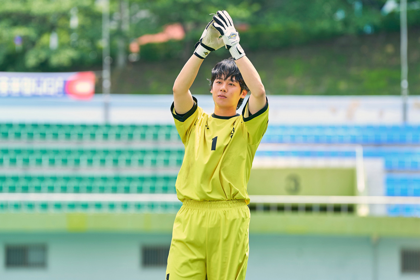 Đạo diễn Park Beom Soo cũng khen ngợi Lee Jung Ha: "Khi tôi nhìn thấy Lee Jung Ha, tôi cảm nhận sức quyến rũ tự nhiên của nam diễn viên này đã định hình đáng kể tính cách của nhân vật Chi Hyeong".