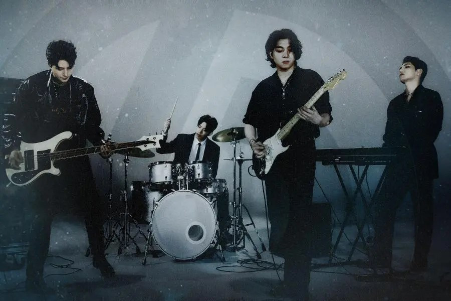 DAY6 đang chuẩn bị tạo nên lịch sử với buổi hòa nhạc cuối năm của họ. Ra mắt vào năm 2015, ban đầu bắt đầu ở những địa điểm có sức chứa dưới 1.000 người, DAY 6 dần dần mở rộng quy mô tổ chức buổi hòa nhạc của mình. Gần đây, họ đã bán hết vé cho buổi hòa nhạc kéo dài ba ngày sắp tới tại INSPIRE Arena và lần đầu tiên đạt vị trí số 1 trên Melon Top 100 với ca khúc trở lại mới nhất Melt Down. Trong khi đó, ca khúc chủ đề trước đó của DAY6 là Welcome to the Show đã đạt đến đỉnh cao mới là No. 3 trên Top 100 của Melon vào lúc nửa đêm theo giờ Hàn Quốc ngày 3/9. Đến 8h sáng ngày 4/9, DAY6 đã lập được tổng cộng 12 bài hát ấn tượng trong Top 100, với 4 bài hát Melt Down,Welcome to the Show, Time of Our Life, và HAPPY trong Top 10. Đến 8h sáng theo giờ Hàn Quốc, Band Aid cũng đã đạt No. 1 trên bảng xếp hạng iTunes Top Albums tại ít nhất 99 khu vực khác nhau trên toàn cầu, bao gồm Indonesia, Singapore, Thái Lan và Việt Nam. DAY6 đang chuẩn bị tạo nên lịch sử với buổi hòa nhạc cuối năm của họ. Ra mắt vào năm 2015, ban đầu bắt đầu ở những địa điểm có sức chứa dưới 1.000 người, DAY 6 dần dần mở rộng quy mô tổ chức buổi hòa nhạc của mình. Gần đây, họ đã bán hết vé cho buổi hòa nhạc kéo dài ba ngày sắp tới tại INSPIRE Arena và lần đầu tiên đạt vị trí số 1 trên Melon Top 100 với ca khúc trở lại mới nhất Melt Down. Trong khi đó, ca khúc chủ đề trước đó của DAY6 là Welcome to the Show đã đạt đến đỉnh cao mới là No. 3 trên Top 100 của Melon vào lúc nửa đêm theo giờ Hàn Quốc ngày 3/9. Đến 8h sáng ngày 4/9, DAY6 đã lập được tổng cộng 12 bài hát ấn tượng trong Top 100, với 4 bài hát Melt Down,Welcome to the Show, Time of Our Life, và HAPPY trong Top 10. Đến 8h sáng theo giờ Hàn Quốc, Band Aid cũng đã đạt No. 1 trên bảng xếp hạng iTunes Top Albums tại ít nhất 99 khu vực khác nhau trên toàn cầu, bao gồm Indonesia, Singapore, Thái Lan và Việt Nam.