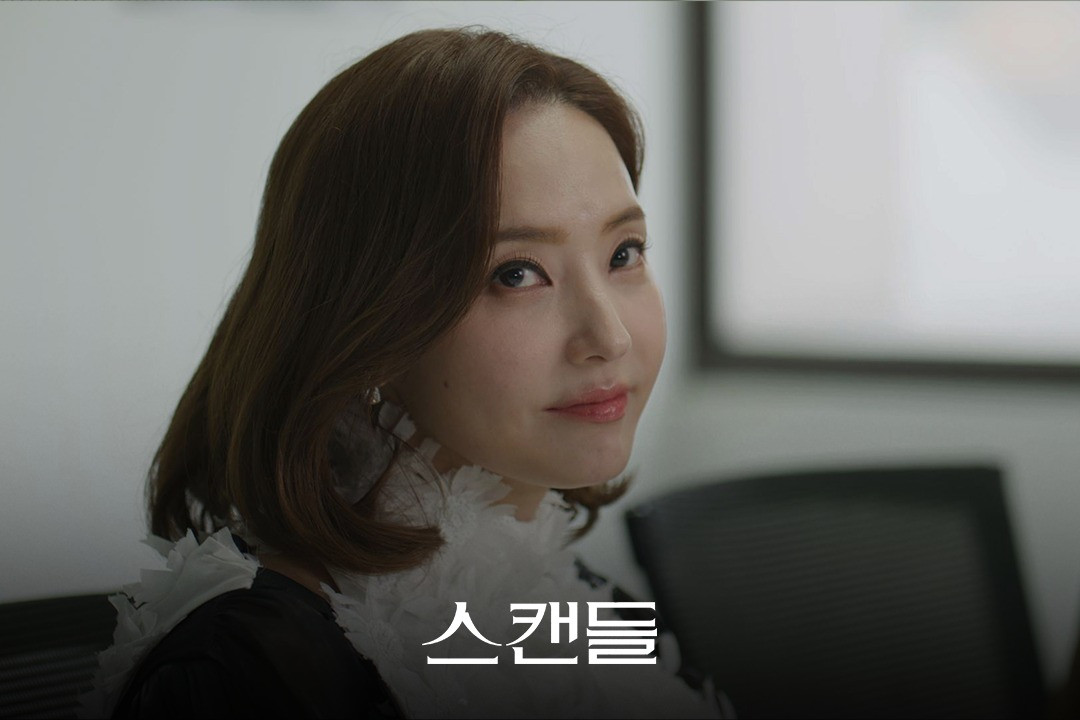 Moon Jung In tàn nhẫn sẵn sàng dùng mọi cách cần thiết để đạt được thành công, và ánh mắt của cô tràn đầy khao khát và tham vọng khi nhìn Seo Jin Ho (Choi Woong), một diễn viên đầy tham vọng ký hợp đồng với công ty của cô. Moon Jung In không phải là giám đốc điều hành duy nhất tại Jungin Entertainment đặc biệt chú ý đến Seo Jin Ho. Con gái của cô, Min Joo Ryun (Kim Kyu Sun), giám đốc, người đóng vai trò quan trọng cho sự thành công của công ty, đã yêu Jin Ho và cô không ngại bày tỏ cảm xúc của mình khi cố gắng quyến rũ anh. Nhưng khi cô nhận thấy Jin Ho và mẹ cô có vẻ đặc biệt thân thiết, một sự căng thẳng bất ngờ hình thành giữa mẹ và con gái. Moon Jung In tàn nhẫn sẵn sàng dùng mọi cách cần thiết để đạt được thành công, và ánh mắt của cô tràn đầy khao khát và tham vọng khi nhìn Seo Jin Ho (Choi Woong), một diễn viên đầy tham vọng ký hợp đồng với công ty của cô. Moon Jung In không phải là giám đốc điều hành duy nhất tại Jungin Entertainment đặc biệt chú ý đến Seo Jin Ho. Con gái của cô, Min Joo Ryun (Kim Kyu Sun), giám đốc, người đóng vai trò quan trọng cho sự thành công của công ty, đã yêu Jin Ho và cô không ngại bày tỏ cảm xúc của mình khi cố gắng quyến rũ anh. Nhưng khi cô nhận thấy Jin Ho và mẹ cô có vẻ đặc biệt thân thiết, một sự căng thẳng bất ngờ hình thành giữa mẹ và con gái.