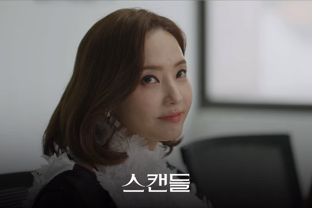 Moon Jung In tàn nhẫn sẵn sàng dùng mọi cách cần thiết để đạt được thành công, và ánh mắt của cô tràn đầy khao khát và tham vọng khi nhìn Seo Jin Ho (Choi Woong), một diễn viên đầy tham vọng ký hợp đồng với công ty của cô. Moon Jung In không phải là giám đốc điều hành duy nhất tại Jungin Entertainment đặc biệt chú ý đến Seo Jin Ho. Con gái của cô, Min Joo Ryun (Kim Kyu Sun), giám đốc, người đóng vai trò quan trọng cho sự thành công của công ty, đã yêu Jin Ho và cô không ngại bày tỏ cảm xúc của mình khi cố gắng quyến rũ anh. Nhưng khi cô nhận thấy Jin Ho và mẹ cô có vẻ đặc biệt thân thiết, một sự căng thẳng bất ngờ hình thành giữa mẹ và con gái.