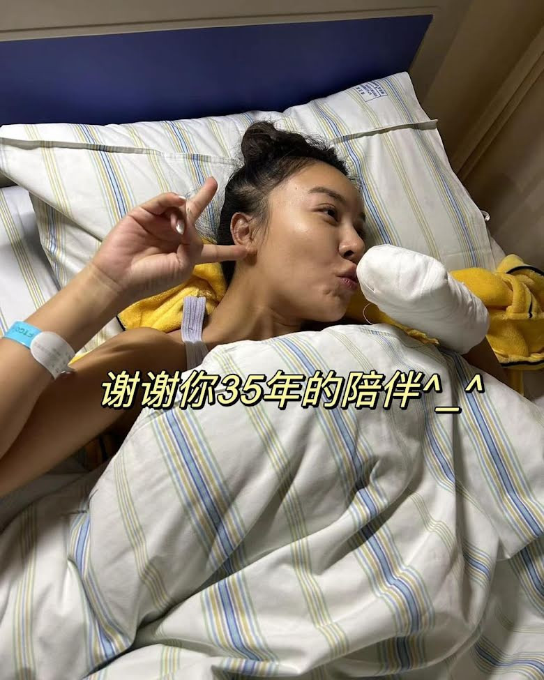 Cô cũng cảm ơn bàn tay của mình vì “35 năm đồng hành”, hôn lên lớp băng trên cánh tay.