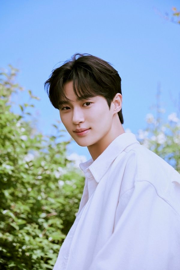 Byun Woo Seok đã đạt được đỉnh cao trong sự nghiệp thông qua bộ phim truyền hình tvN vừa kết thúc Lovely runner (do Lee Si Eun viết kịch bản, Yoon Jong Ho đạo diễn). 'Bí mật' về sự nổi tiếng của Byun Woo Seok trong Lovely runner là tình yêu bất diệt của anh ấy cho đến chết. Khuôn mặt trong sáng độc đáo và tình yêu thuần khiết của Byun Woo Seok cũng là yếu tố không thể không thu hút phái nữ. Byun Woo Seok là một diễn viên đã gia nhập làng giải trí hơn 10 năm cho đến khi ra mắt với vai trò người mẫu nhưng độ nhận diện không cao. Có thể nói anh là ngôi sao được tái khám phá qua Lovely runner. Gần đây, nhờ độ nổi tiếng ngày càng tăng, Soulmate (2023) phát hành năm ngoái đã được tái phát hành. Đây cũng là lần ra mắt màn ảnh của Byun Woo Seok. Byun Woo Seok đã đạt được đỉnh cao trong sự nghiệp thông qua bộ phim truyền hình tvN vừa kết thúc Lovely runner (do Lee Si Eun viết kịch bản, Yoon Jong Ho đạo diễn). 'Bí mật' về sự nổi tiếng của Byun Woo Seok trong Lovely runner là tình yêu bất diệt của anh ấy cho đến chết. Khuôn mặt trong sáng độc đáo và tình yêu thuần khiết của Byun Woo Seok cũng là yếu tố không thể không thu hút phái nữ. Byun Woo Seok là một diễn viên đã gia nhập làng giải trí hơn 10 năm cho đến khi ra mắt với vai trò người mẫu nhưng độ nhận diện không cao. Có thể nói anh là ngôi sao được tái khám phá qua Lovely runner. Gần đây, nhờ độ nổi tiếng ngày càng tăng, Soulmate (2023) phát hành năm ngoái đã được tái phát hành. Đây cũng là lần ra mắt màn ảnh của Byun Woo Seok.