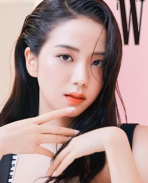 Theo bình chọn của những người bình chọn, Jisoo (BLACKPINK) là người phụ nữ đẹp nhất thế giới. Đây là lần thứ ba liên tiếp Jisoo được bình chọn là sao nữ xinh đẹp nhất thế giới. Trong nhóm nhạc đình đám nổi tiếng thế giới, Jisoo được coi là gương mặt thương hiệu của ban nhạc. Nữ ca sĩ còn là đại sứ toàn cầu ở mảng thời trang và làm đẹp của Dior. Vẻ đẹp của Jisoo được ví như hoa hậu bởi khuôn mặt thanh tú, nét đẹp dịu dàng. Nữ ca sĩ sinh năm 1995 được các chuyên gia thẩm mỹ đánh giá cao về nhan sắc với sống mũi thẳng, đôi môi trái tim quyến rũ, khuôn mặt đối xứng, đạt chuẩn tỷ lệ vàng.