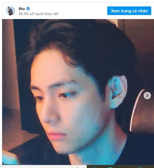 Ngay cả qua ảnh chụp màn hình máy tính, V của BTS vẫn thu hút mọi ánh nhìn. Làn da tự nhiên và các đường nét chứng minh rằng V không cần trang điểm để trở thành một trong những người có ngoại hình đẹp nhất.