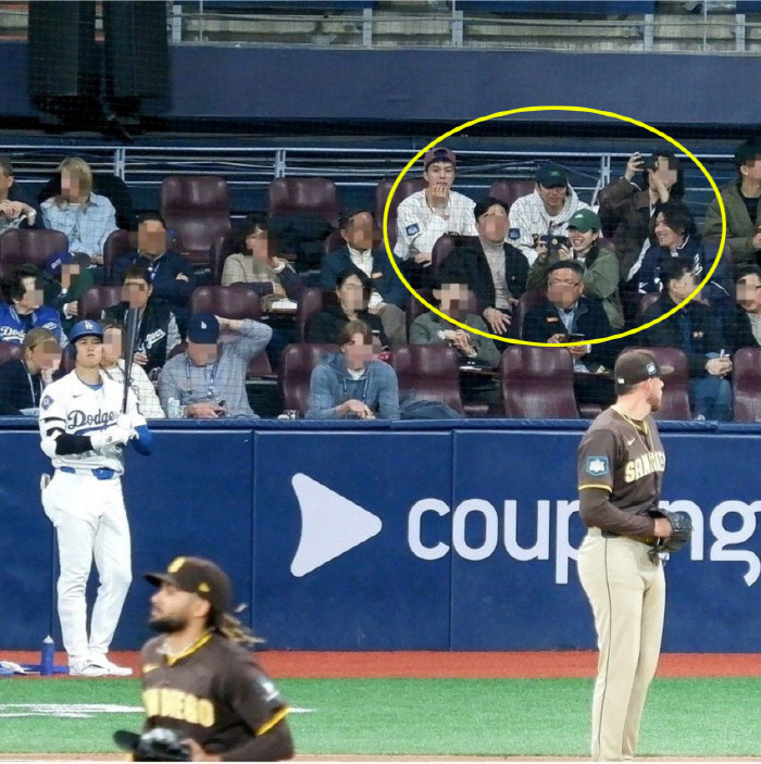 Son Ye Jin, người đội mũ màu xanh lá cây cùng màu với trang phục, và Hyun Bin, người mặc áo bóng chày của đội tuyển Hàn Quốc, ngồi trên khán đài cùng với các đồng nghiệp thân thiết của họ, Gong Yoo, Lee Dong Wook, và Lee Jae Wook. Son Ye Jin, người đội mũ màu xanh lá cây cùng màu với trang phục, và Hyun Bin, người mặc áo bóng chày của đội tuyển Hàn Quốc, ngồi trên khán đài cùng với các đồng nghiệp thân thiết của họ, Gong Yoo, Lee Dong Wook, và Lee Jae Wook.