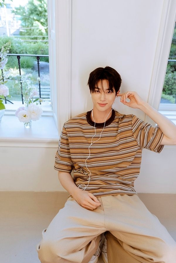 Byun Woo Seok chia sẻ: "Lúc đầu, sự nổi tiếng đột ngột là một gánh nặng. Nhìn thấy những video trước đây của tôi được lan truyền rộng rãi và mọi người thích chúng, tôi cảm thấy rất vui, vì cảm giác như họ đã cùng nhau xem một nửa kiếp trước của tôi. Cảm giác như họ thích con người Byun Woo Seok. Thật tốt, và bây giờ tôi đang tận hưởng cảm giác đó. Nhìn lại, tôi đã rất lo lắng tại sao mình không thể làm được, và đã có lúc tôi muốn bỏ diễn xuất để bù đắp cho những thiếu sót của bản thân. Nhưng, có rất nhiều người đã tin tưởng tôi nên tôi quyết định vượt qua. Tất nhiên, cũng như luôn có một đại gia đình tin tưởng tôi, tôi muốn cố gắng hết sức trong dự án tiếp theo để bù đắp những thiếu sót của mình như những gì tôi đã có thể làm tốt nhất trong các dự án trước đây. Vì vậy, tôi cũng muốn thể hiện diễn xuất tốt hơn trong các tác phẩm tiếp theo của mình”. Byun Woo Seok chia sẻ: "Lúc đầu, sự nổi tiếng đột ngột là một gánh nặng. Nhìn thấy những video trước đây của tôi được lan truyền rộng rãi và mọi người thích chúng, tôi cảm thấy rất vui, vì cảm giác như họ đã cùng nhau xem một nửa kiếp trước của tôi. Cảm giác như họ thích con người Byun Woo Seok. Thật tốt, và bây giờ tôi đang tận hưởng cảm giác đó. Nhìn lại, tôi đã rất lo lắng tại sao mình không thể làm được, và đã có lúc tôi muốn bỏ diễn xuất để bù đắp cho những thiếu sót của bản thân. Nhưng, có rất nhiều người đã tin tưởng tôi nên tôi quyết định vượt qua. Tất nhiên, cũng như luôn có một đại gia đình tin tưởng tôi, tôi muốn cố gắng hết sức trong dự án tiếp theo để bù đắp những thiếu sót của mình như những gì tôi đã có thể làm tốt nhất trong các dự án trước đây. Vì vậy, tôi cũng muốn thể hiện diễn xuất tốt hơn trong các tác phẩm tiếp theo của mình”.