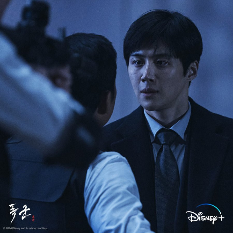 Kim Seon Ho, người trước đây từng hợp tác với đạo diễn Park Hoon Jung trong bộ phim The Childe, đảm nhận vai giám đốc Choi, một điệp viên ưu tú đấu tranh để bảo vệ Tyrant Program cho đến phút cuối. Về lý do anh chọn đóng vai chính trong The Tyrant, Kim Seon Ho tiết lộ: “Không giống như những vai diễn tôi từng đóng trước đây, nhân vật này cô đơn và tách biệt, vì vậy tôi muốn thử thách bản thân. Đạo diễn Park Hoon Jung và tôi đã làm việc chặt chẽ để nắm bắt được những biểu cảm chi tiết và những thay đổi cảm xúc tinh tế trong từng cảnh quay. Kim Seon Ho, người trước đây từng hợp tác với đạo diễn Park Hoon Jung trong bộ phim The Childe, đảm nhận vai giám đốc Choi, một điệp viên ưu tú đấu tranh để bảo vệ Tyrant Program cho đến phút cuối. Về lý do anh chọn đóng vai chính trong The Tyrant, Kim Seon Ho tiết lộ: “Không giống như những vai diễn tôi từng đóng trước đây, nhân vật này cô đơn và tách biệt, vì vậy tôi muốn thử thách bản thân. Đạo diễn Park Hoon Jung và tôi đã làm việc chặt chẽ để nắm bắt được những biểu cảm chi tiết và những thay đổi cảm xúc tinh tế trong từng cảnh quay.