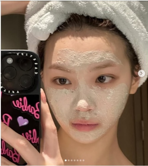 Không chỉ để mặt mộc mà ngay cả khi đeo khẩu trang, Chaewon của LE SSERAFIM cũng chứng minh rằng ngoại hình của cô ấy là vô song. Mặc dù cô ấy đeo mặt nạ đất sét sau khi rửa mặt, nhưng khuôn mặt dễ thương và các đường nét mềm mại của cô ấy không hề bị lu mờ.