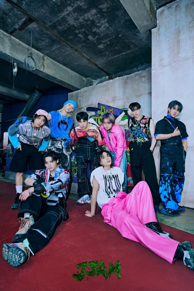 Stray Kids đã vươn lên vị trí thứ ba sau khi chứng kiến chỉ số danh tiếng thương hiệu tăng ấn tượng 132,86% kể từ tháng Bảy, nâng tổng số điểm lên 3.136.650. MV bài hát trong album mới Jam của Stray Kids đứng vị trí thứ nhất xu hướng YouTube trên toàn thế giới. Stray Kids đã vươn lên vị trí thứ ba sau khi chứng kiến chỉ số danh tiếng thương hiệu tăng ấn tượng 132,86% kể từ tháng Bảy, nâng tổng số điểm lên 3.136.650. MV bài hát trong album mới Jam của Stray Kids đứng vị trí thứ nhất xu hướng YouTube trên toàn thế giới.