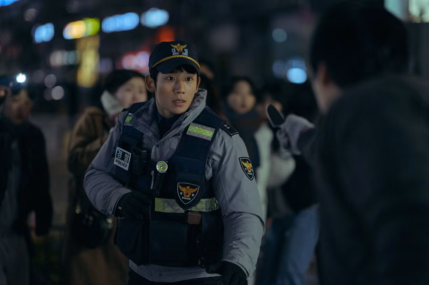 Jung Hae In hóa thân thành thám tử mới vào nghề Park Sun Woo, thể hiện sự tận tụy đầy nhiệt huyết với vụ án. Lột xác khỏi hình ảnh 'nam thần ngọt ngào', viên cảnh sát trẻ Jung Hae In xuất hiện đầy mới lạ với những pha hành động cực chiến. Nam diễn viên chia sẻ: "Tôi nghĩ, đây sẽ là một bộ phim mà khán giả có thể cùng trải nghiệm sự tức giận và phấn khích”. Jung Hae In trước đây cũng từng nổi tiếng với những vai diễn trong bộ đồng phục. Từng gây chú ý với vai diễn Đại úy Yoo trong Prison Playbook, nơi những cảnh quay trong bộ đồng phục quân đội của anh đã quyến rũ người xem. Trong While You Were Sleeping, anh vào vai một cảnh sát tận tụy, trông cũng rất bảnh bao trong bộ đồng phục cảnh sát. Trong loạt phim D.P. của Netflix, nam diễn viên vào vai An Jun Ho, một thành viên của đội truy đuổi đào ngũ thuộc Cảnh sát quân sự Sư đoàn 103, trong trang phục quân đội. Anh cũng mặc quân phục với vai Thiếu tá Oh Jin Ho trong bộ phim ăn khách 12.12: The Day. Với I, the Executioner, vẻ ngoài nổi bật của Jung Hae In trong bộ đồng phục lại càng tăng cao qua vai diễn ấn tượng Park Sun Woo, một thám tử mới nhất và trẻ nhất. Jung Hae In hóa thân thành thám tử mới vào nghề Park Sun Woo, thể hiện sự tận tụy đầy nhiệt huyết với vụ án. Lột xác khỏi hình ảnh 'nam thần ngọt ngào', viên cảnh sát trẻ Jung Hae In xuất hiện đầy mới lạ với những pha hành động cực chiến. Nam diễn viên chia sẻ: "Tôi nghĩ, đây sẽ là một bộ phim mà khán giả có thể cùng trải nghiệm sự tức giận và phấn khích”. Jung Hae In trước đây cũng từng nổi tiếng với những vai diễn trong bộ đồng phục. Từng gây chú ý với vai diễn Đại úy Yoo trong Prison Playbook, nơi những cảnh quay trong bộ đồng phục quân đội của anh đã quyến rũ người xem. Trong While You Were Sleeping, anh vào vai một cảnh sát tận tụy, trông cũng rất bảnh bao trong bộ đồng phục cảnh sát. Trong loạt phim D.P. của Netflix, nam diễn viên vào vai An Jun Ho, một thành viên của đội truy đuổi đào ngũ thuộc Cảnh sát quân sự Sư đoàn 103, trong trang phục quân đội. Anh cũng mặc quân phục với vai Thiếu tá Oh Jin Ho trong bộ phim ăn khách 12.12: The Day. Với I, the Executioner, vẻ ngoài nổi bật của Jung Hae In trong bộ đồng phục lại càng tăng cao qua vai diễn ấn tượng Park Sun Woo, một thám tử mới nhất và trẻ nhất.