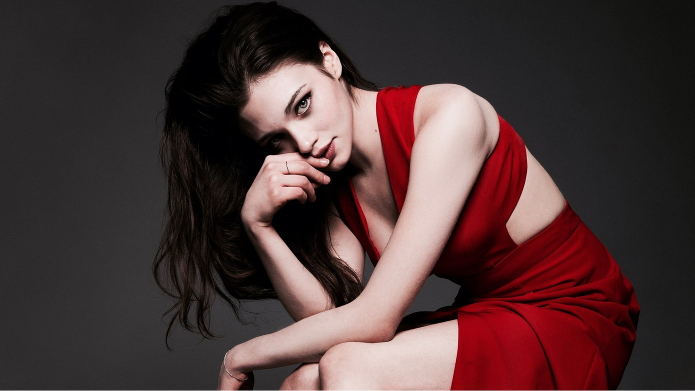 India Eisley sinh năm 1993, là con gái của 'tượng đài nhan sắc', nữ diễn viên nổi tiếng người Anh Olivia Hussey, được biết đến với các vai diễn trong The Secret Life of the American Teenager, Look Away, Underworld: Awakening, I Am the Night... India Eisley đã được công nhận đáng kể nhờ vai diễn Eve trong bộ phim Underworld: Awakening năm 2012. Vai diễn này đã đưa cô trở thành tâm điểm chú ý và nhận được nhiều lời khen ngợi từ giới phê bình. India Eisley sở hữu vẻ ngoài nổi bật và quyến rũ thường được so sánh với Angelina Jolie thời trẻ. Sự giống nhau của cô với nữ diễn viên biểu tượng này đã trở thành chủ đề bàn tán của người hâm mộ cũng như các nhà phê bình.Bên cạnh sự nghiệp diễn xuất, India Eisley còn có tình yêu sâu sắc với nghệ thuật. Cô thích vẽ tranh khi rảnh rỗi, thể hiện khả năng sáng tạo của mình ngoài lĩnh vực diễn xuất. India Eisley cũng có niềm đam mê sâu sắc với thần thoại và thích nghiên cứu cũng như khám phá nhiều câu chuyện và nhân vật thần thoại khác nhau. Nữ diễn viên được biết đến với những lựa chọn thời trang độc đáo và khả năng kết hợp dễ dàng các phong cách khác nhau để tạo ra vẻ ngoài đặc trưng của riêng mình. Tài năng và sự hiện diện quyến rũ trên màn ảnh của India Eisley đã mang lại cho cô một lượng người hâm mộ cuồng nhiệt, những người ngưỡng mộ công việc của cô và háo hức mong đợi những dự án tương lai của cô. Ngoài tiếng Anh, India Eisley thông thạo tiếng Tây Ban Nha và tiếng Pháp, điều này giúp nâng cao đáng kể khả năng đóng các nhân vật đa dạng của cô trong các dự án quốc tế. Với mỗi vai diễn mới, India Eisley tiếp tục chứng tỏ mình là một 'ngôi sao' đang lên trong ngành giải trí, thu hút sự chú ý của khán giả cũng như giới phê bình.