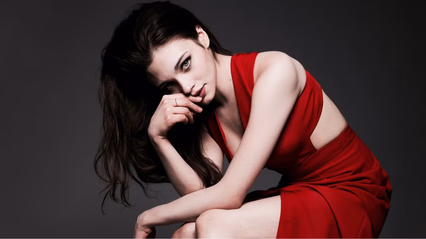 India Eisley sinh năm 1993, là con gái của 'tượng đài nhan sắc', nữ diễn viên nổi tiếng người Anh Olivia Hussey, được biết đến với các vai diễn trong The Secret Life of the American Teenager, Look Away, Underworld: Awakening, I Am the Night... India Eisley đã được công nhận đáng kể nhờ vai diễn Eve trong bộ phim Underworld: Awakening năm 2012. Vai diễn này đã đưa cô trở thành tâm điểm chú ý và nhận được nhiều lời khen ngợi từ giới phê bình. India Eisley sở hữu vẻ ngoài nổi bật và quyến rũ thường được so sánh với Angelina Jolie thời trẻ. Sự giống nhau của cô với nữ diễn viên biểu tượng này đã trở thành chủ đề bàn tán của người hâm mộ cũng như các nhà phê bình.Bên cạnh sự nghiệp diễn xuất, India Eisley còn có tình yêu sâu sắc với nghệ thuật. Cô thích vẽ tranh khi rảnh rỗi, thể hiện khả năng sáng tạo của mình ngoài lĩnh vực diễn xuất. India Eisley cũng có niềm đam mê sâu sắc với thần thoại và thích nghiên cứu cũng như khám phá nhiều câu chuyện và nhân vật thần thoại khác nhau. Nữ diễn viên được biết đến với những lựa chọn thời trang độc đáo và khả năng kết hợp dễ dàng các phong cách khác nhau để tạo ra vẻ ngoài đặc trưng của riêng mình. Tài năng và sự hiện diện quyến rũ trên màn ảnh của India Eisley đã mang lại cho cô một lượng người hâm mộ cuồng nhiệt, những người ngưỡng mộ công việc của cô và háo hức mong đợi những dự án tương lai của cô. Ngoài tiếng Anh, India Eisley thông thạo tiếng Tây Ban Nha và tiếng Pháp, điều này giúp nâng cao đáng kể khả năng đóng các nhân vật đa dạng của cô trong các dự án quốc tế. Với mỗi vai diễn mới, India Eisley tiếp tục chứng tỏ mình là một 'ngôi sao' đang lên trong ngành giải trí, thu hút sự chú ý của khán giả cũng như giới phê bình.